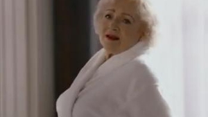 VIDEO Cel mai tare spot difuzat la Super Bowl! Vezi cum se iau la bataie Christina Aguilera, Blake si Adam Levine pentru Betty White!