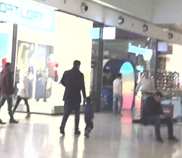 Cici de la Sistem îşi face ”campanie” la mall, ajutat de fiul lui