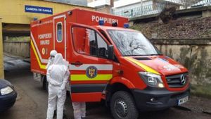 Revoltător! Un ambulanțier în combinezon prins cu bandă adezivă a fost trimis la un pacient cu coronavirus