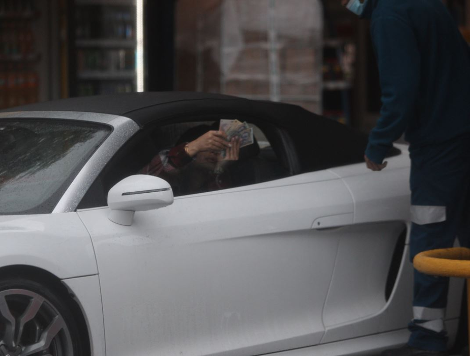 Roxana Dobre achită benzina cu care și-a alimentat mașina
