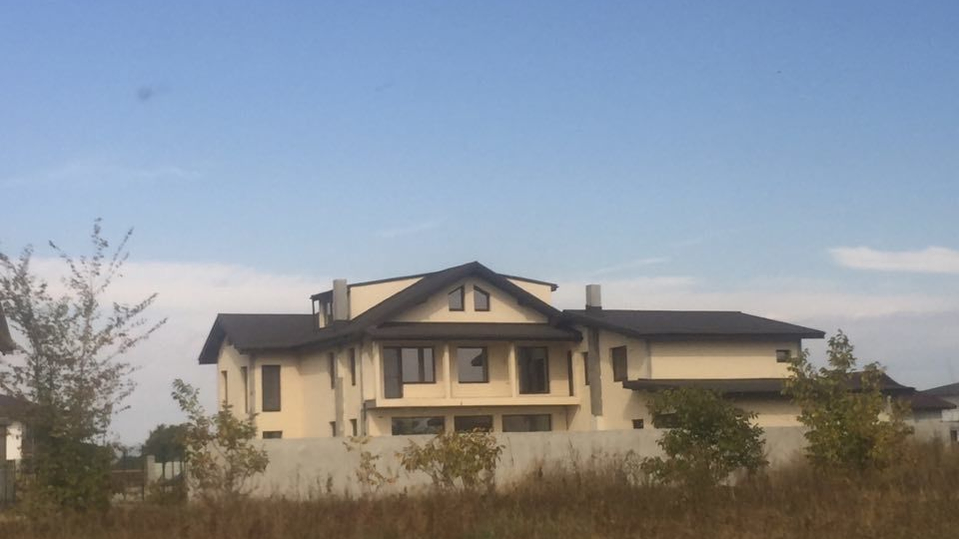 Şi-au desenat singuri casa. Imagini în premieră cu super-proprietatea de la Corbeanca. Aşa arată palatul Gabrielei Cristea şi al lui Tavi Clonda! Vedeta Kanal D & soţul au la dispoziţie un studio, o sală de repetiţii, o sală de sport, un loc spa şi…
