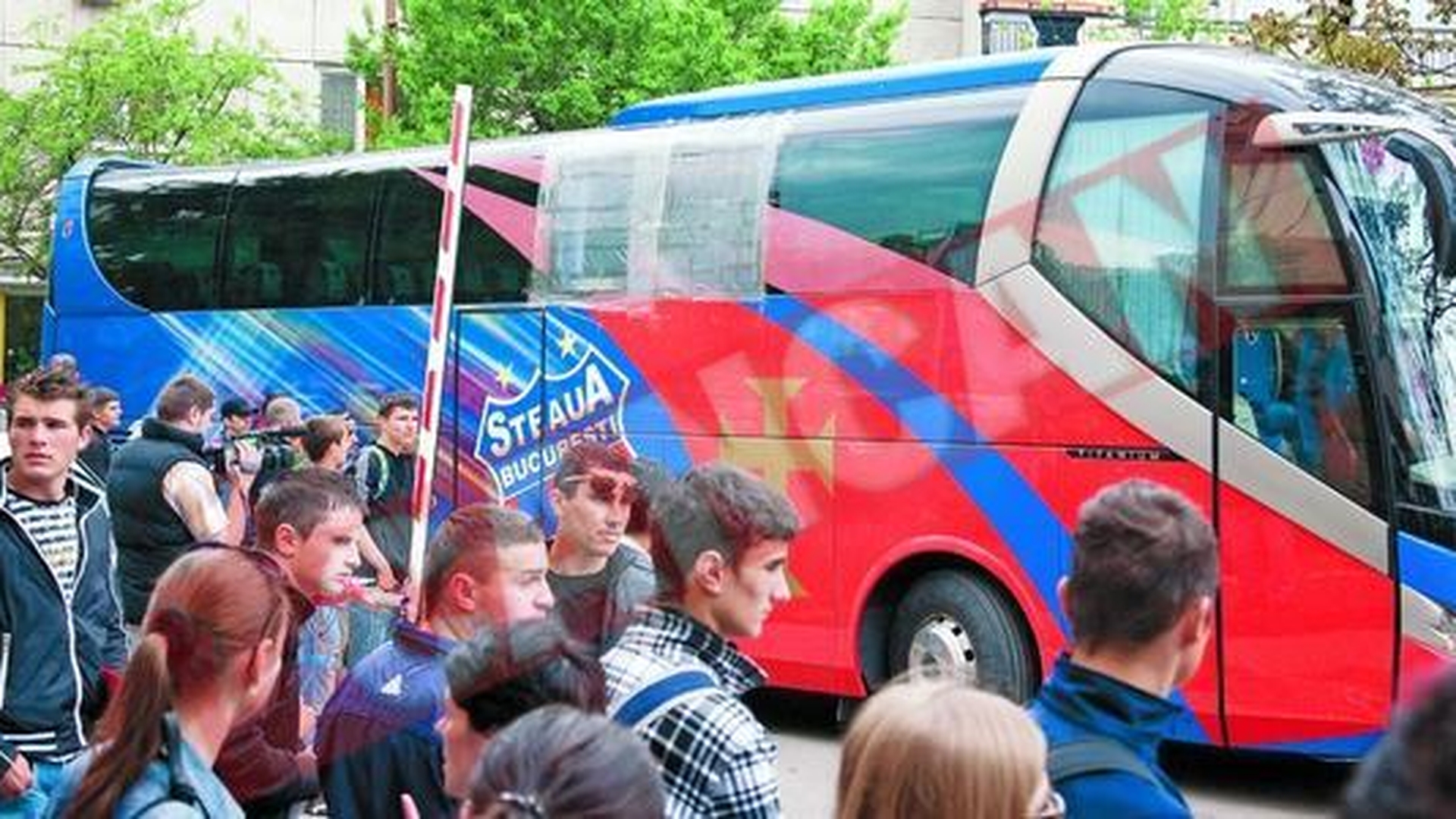 Huliganii l-au bagat in spital pe Golanski