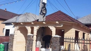 Să vezi și să nu crezi! Un bărbat și-a construit o casă în jurul unui stâlp de electricitate