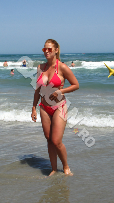 Am fotografiat-o pe ROXANA în costum de baie! A cam uitat de dietă şi s-a rotunjit!