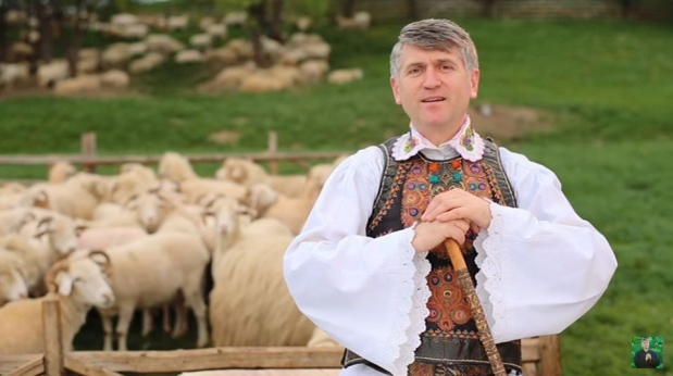Scandalul Pomohaci. Prima reacţie a Patriarhiei după ce preotul-cântăreţ a dat dedicaţii pe scenă la un concert