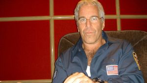 Detalii noi în cazul Epstein: o gardiancă l-a căutat pe Google cu câteva minute înainte de moartea sa. DOJ dezvăluie și existența unui depozit suspect de bani