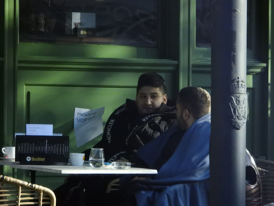 Gabi Oprea Jr și amicul lui, la terasă