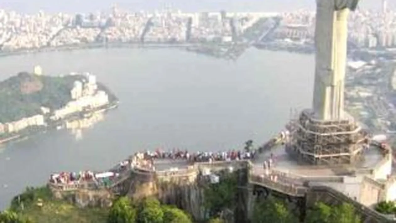 Celebra statuie a lui Iisus din Rio de Janeiro a fost vandalizata!