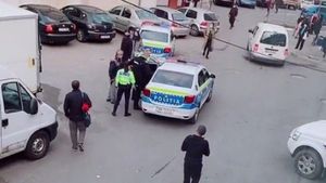 Un bărbat a sunat la 112 să spună că nu poate intra la păcănele. Individul nu purta mască de protecție și nu avea certificat verde