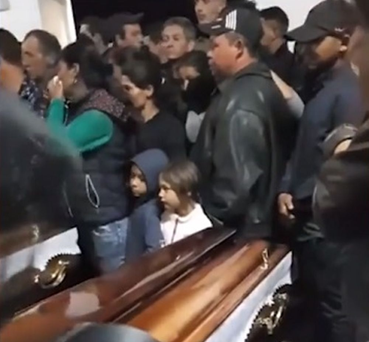 Românii morți în accidentul din Ungaria au ajuns acasă! Rudele au urlat de durere când au văzut sicriele