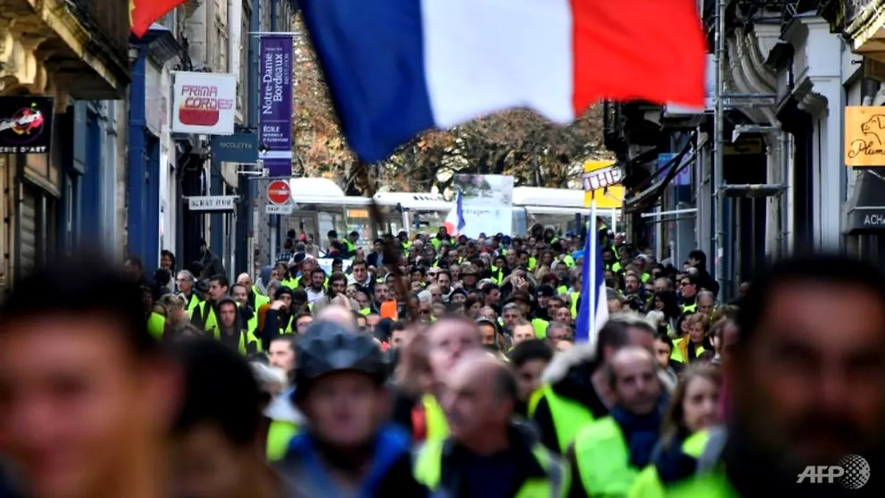 Proteste violente în Franţa: zeci de răniţi şi peste 220 de manifestanţi reţinuţi la Paris