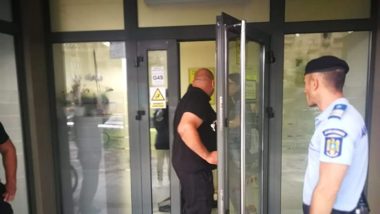 Un bărbat cu faţa acoperită şi înarmat cu un pistol a încercat să jefuiască o bancă din Cluj