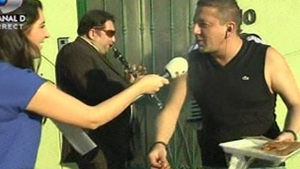 VIDEO Costin Marculescu a facut gratar in fata portii Marioarei Zavoranu! Uite cum a reactionat mama Oanei- A pus furtunul pe el!
