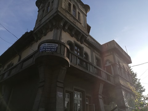 Aici a avut cartierul general Statul Major al Armatei a 2-a în Primul Război Mondial