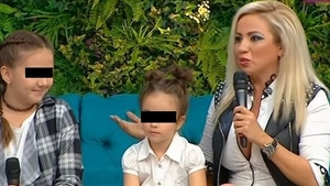Fiica cea mare a Rocsanei Marcu, bătută de o colegă la școală! "A aruncat-o pe scări, i-a smuls părul din cap"
