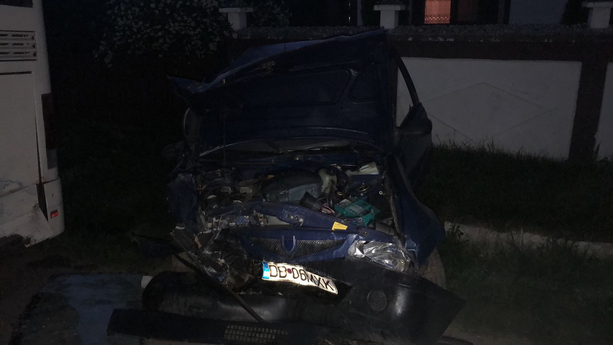A furat mașina bunicului său și s-a oprit cu ea într-un autobuz. Tânărul nu avea permis. Și el, și pasagerul au ajuns la spital