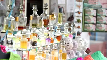 Parfumuri bărbați și parfumuri femei: combinațiile potrivite pentru el și ea