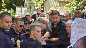 Gestul SFÂȘIETOR făcut de fiul lui Ion Cernea, înainte ca sicriul cu trupul neînsuflețit al tatălui său să fie băgat în groapă. Îți dau lacrimile!