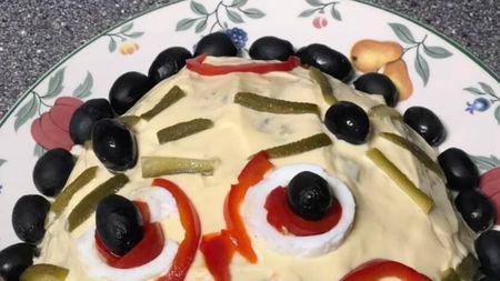 Ce a putut să pună o tânără pe salata boeuf, de Paşte? Au râs cu lacrimi când au văzut mesajul! ”De pus la priză”