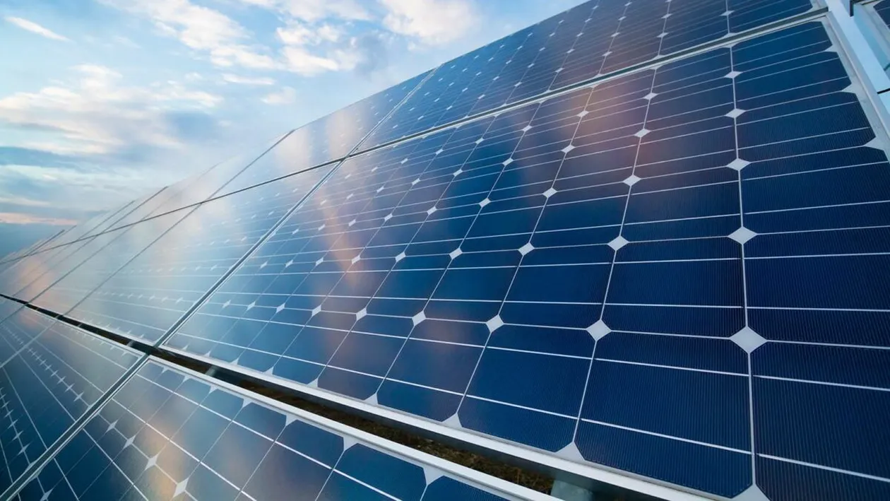 Cât costă să îți instalezi panouri fotovoltaice dacă stai la bloc. În cât timp recuperezi investiția