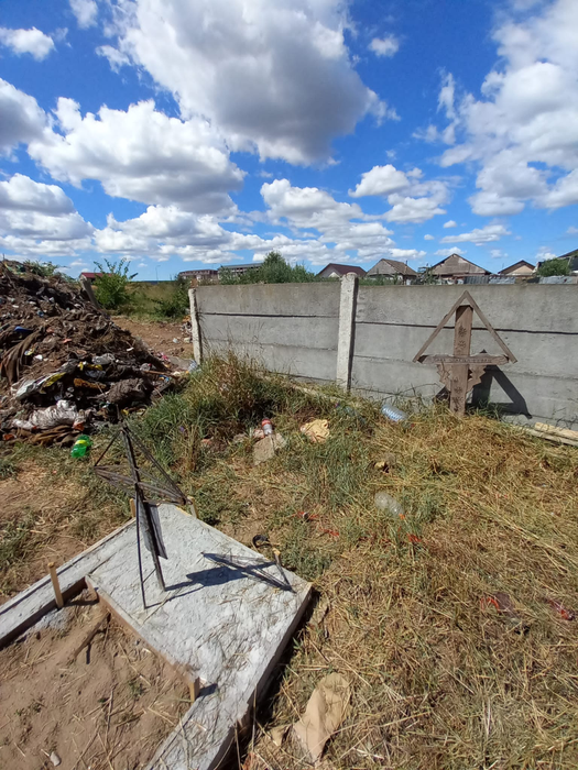 O femeie a aruncat un camion de gunoaie într-un cimitir din Craiova. Imagini ireale în România anului 2023