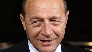 Traian Băsescu ia atitudine: "Iubitorii de câini să ia maidanezii acasă. Cei neadoptaţi să fie eutanasiati". Esti de acord cu el?