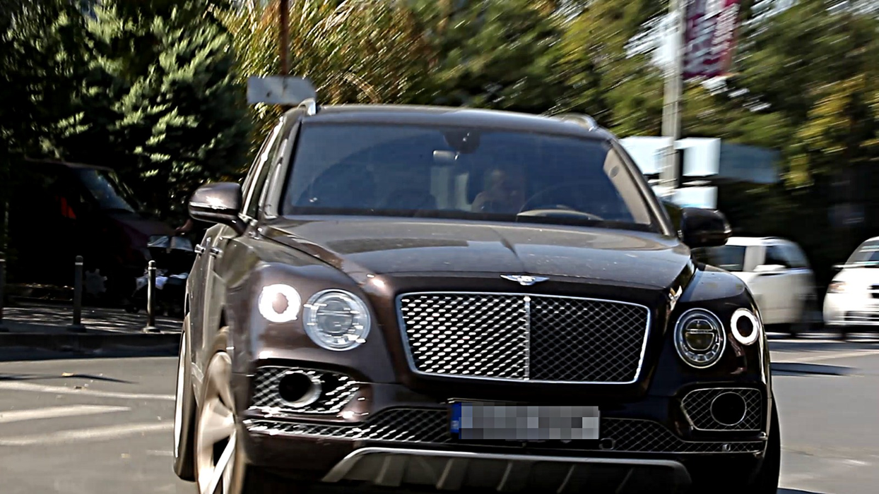 Gigi Becali, la bordul luxosului Bentley Bentayga de 250.000 de euro