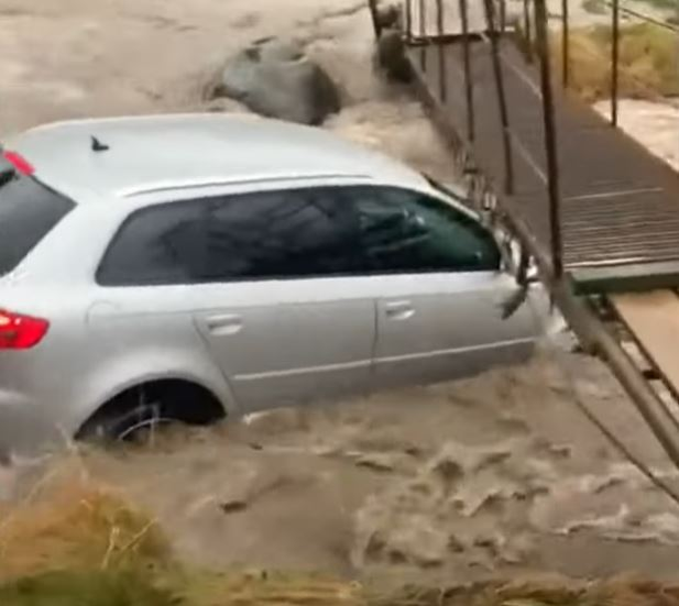 Imaginile zilei | Un bărbat din Prahova încearcă să treacă un râu cu mașina, dar a fost luată de viitură. Internauții nu s-au abținut și au glumit pe seama șoferului: ”Păcat de pod”