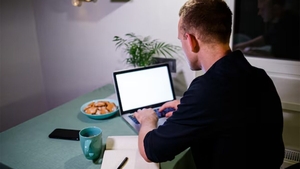 Păcăleală de 33.000€ luată de un italian de 57 de ani, după ce s-a cuplat pe internet cu o româncă de 39 de ani. Pentru ce i-a zis că are nevoie de bani