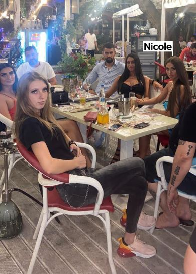 Nicole, la masă cu familia și apropiații