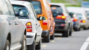 De-a râsu' plânsu'! Un șofer beat și-a abandonat mașina în mijlocul drumului. Bărbatul din Galați s-a ales cu dosar penal