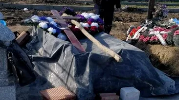 Uluitor! Un mort din Bârlad a fost abandonat în cimitir, acoperit cu o prelată
