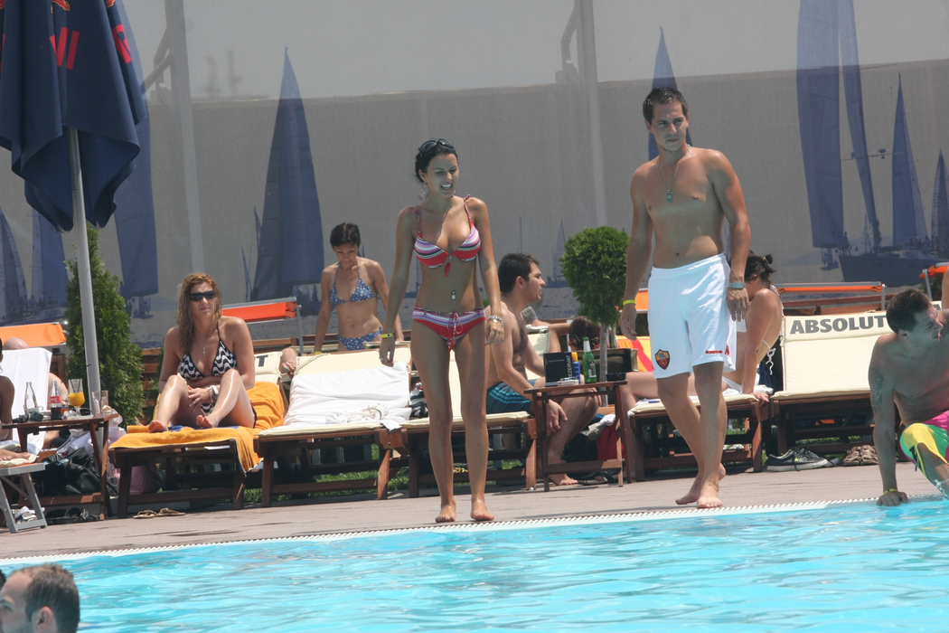 Au apărut în public  în minuscule costume de baie!