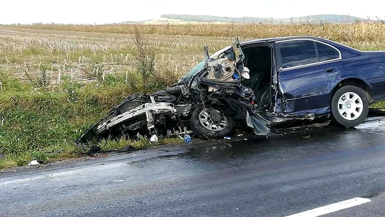Teribilist la 19 ani. Șoferul unui BMW a făcut prăpăd într-un sat din Iași: un mort și doi răniți