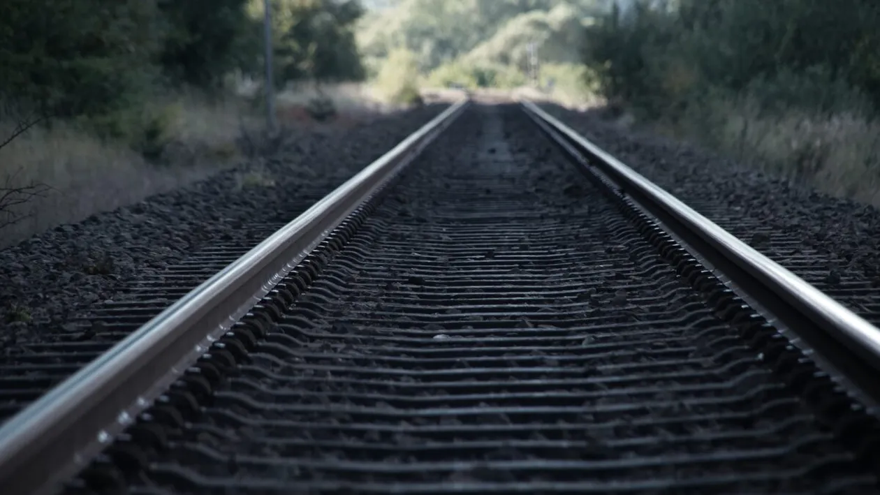 Accident grav în Iași. Un tren InterRegio a lovit mortal un bărbat care mergea pe lângă șine