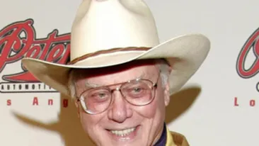 VIDEO Imagini memorabile de la vizita lui Larry Hagman la Cluj, în anul 1999. A purtat clop pe cap şi a ascultat muzică populară