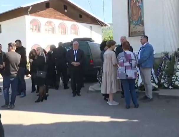 Atmosferă apăsătoare la biserica unde au fost depuse sicriele cu trupurile neînsuflețite ale celor doi tineri: Ștefan și Ștefania/ sursă foto: captură video