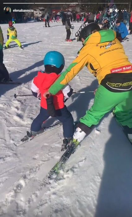 Elena Băsescu, surprinsă pe schiuri alături de cei trei copii! Cum s-a descurcat pe pârtie Anastasia, care are doar 2 ani | FOTO