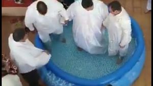 Botez în sufragerie, în plină epidemie de coronavirus! Un grup de pocăiți din Târgu-Jiu au organizat un ritual religios în casă, într-o piscină pentru copii