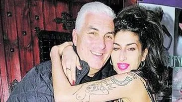 Parintele indurerat al cantaretei a scris o biografie cutremuratoare! Tatal lui Amy Winehouse, cu sufletul in carte