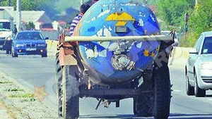 Nimic nou pe soselele din Romania! Cu cisterna la plimbare pe contrasens!