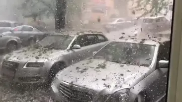 Avertismentul meteorologilor! A fost emis cod roșu de grindină și furtună în România