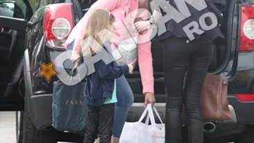 Au umplut masina cu bagaje si au plecat la Predeal!  Moni, tatuata de Irina inainte de plecarea la munte! Uite ce ciudatenie i-a desenat micuta pe mana!