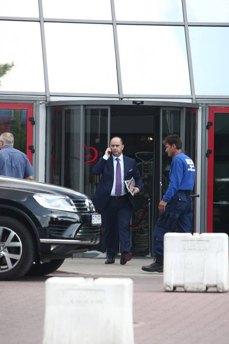 Comănescu iese din supermarket cu somonul la purtător