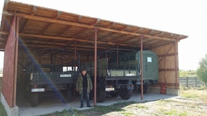 FOTO. Un pensionar oltean a investit 200.000 de lei în restaurarea unor maşini militare istorice. "Bijuteriile" lui apar în filmul Moromeţii 2