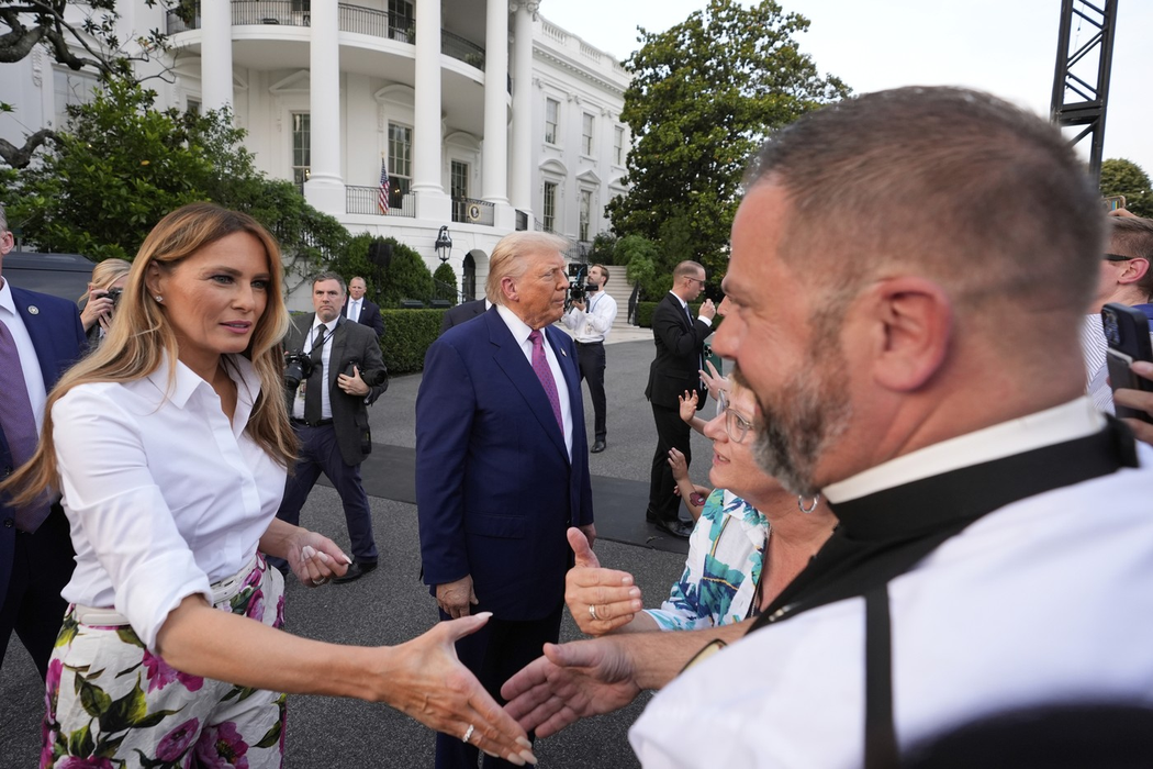 Președintele Donald Trump și prima doamnă Melania Trump salută oaspeții în timpul picnicului Congresului pe peluza de sud a Casei Albe, joi, 12 iunie 2025, la Washington. Foto: Profimedia