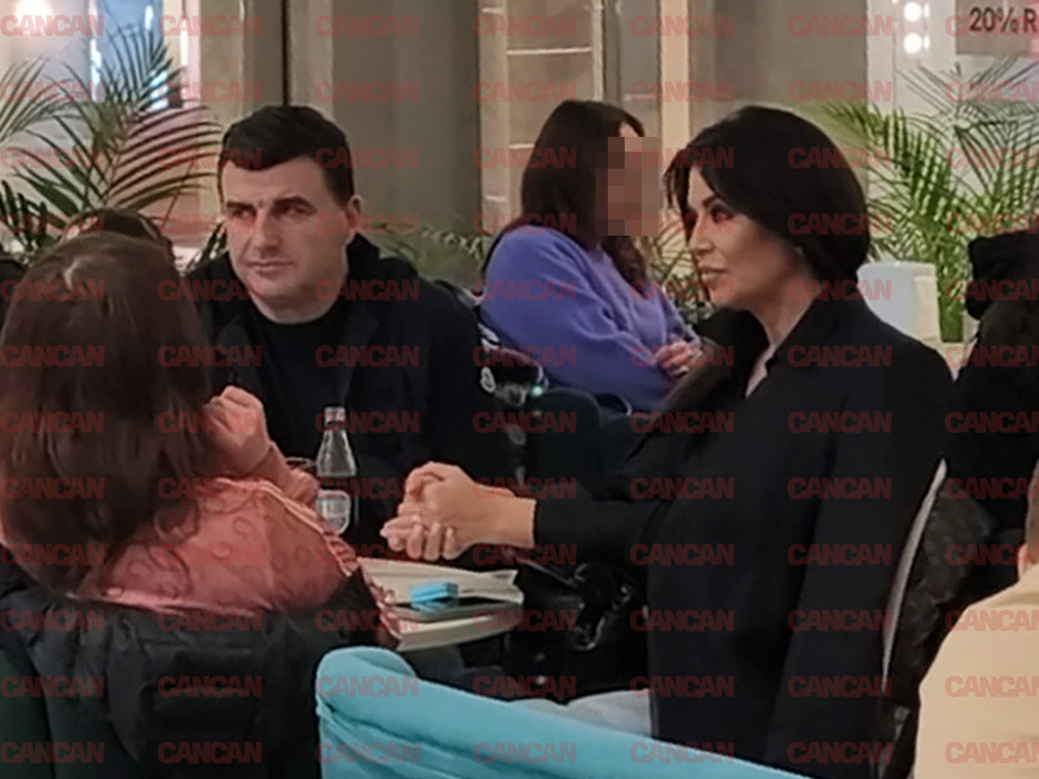 Simona Pătruleasa, în compania soțului și a prietenei sale la mall