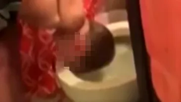 O mamă își bagă copilul cu capul în toaletă! VIDEO