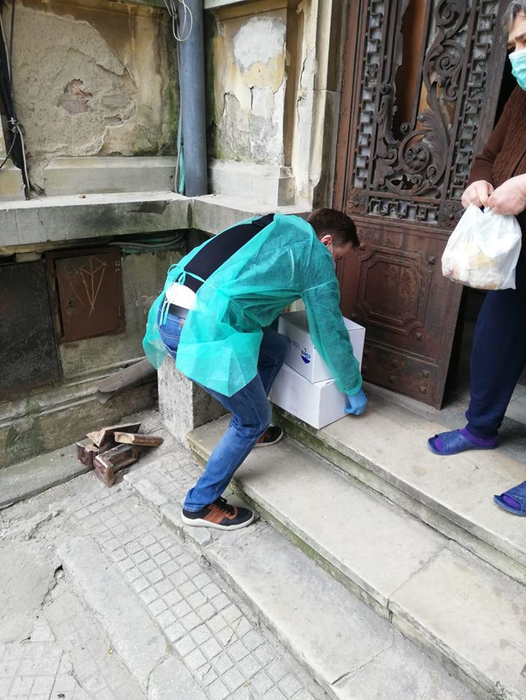 Sute de bătrâni au parte de hrană caldă, zilnic, datorită lor! Asociația Europa Verde vine în sprijinul tuturor celor neajutorați