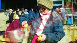Basescu are taraba cu mere in piata din Vaslui